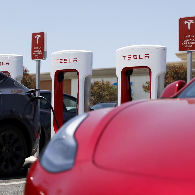 Voitures électriques Tesla en charge à une station superchargeur à Hawthorne, Californie, USA, le 22 juin 2023.