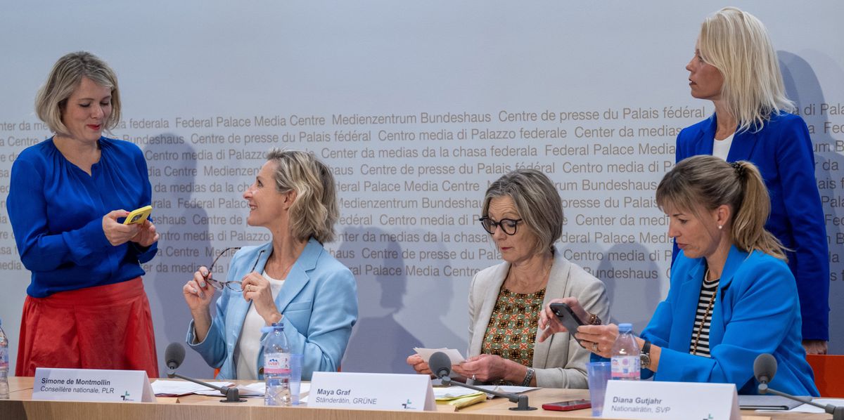 Les parlementaires fédérales (de g. à dr.) Kathrin Bertschy (Vert’lib), Simone de Montmollin (PLR), Maya Graf (Les Verts), Diana Gutjahr (UDC), et l’ancienne élue Lilian Studer (PEV) sont unies pour défendre la réforme de la prévoyance professionnelle.