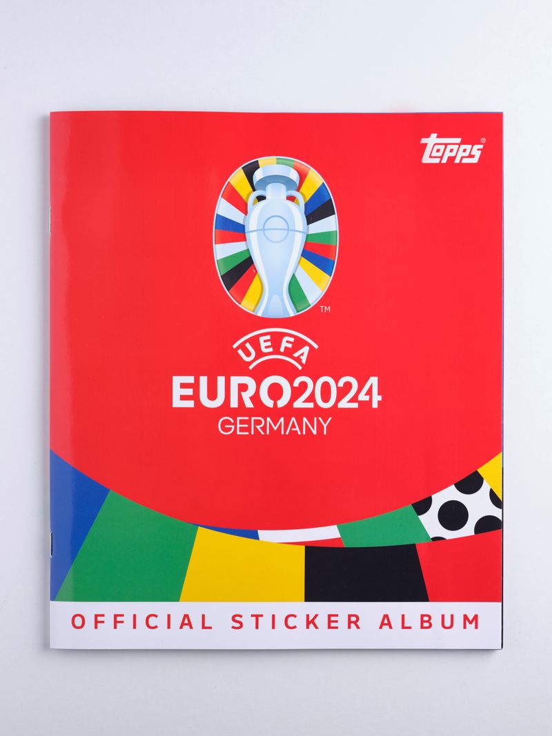 Lausanne, le 16 mai 2024. L’album de vignettes Topps pour l’Euro de foot 2024. L’éditeur américain a remplacé le mythique italien Panini.   Photo Yvain Genevay / Le Matin Dimanche