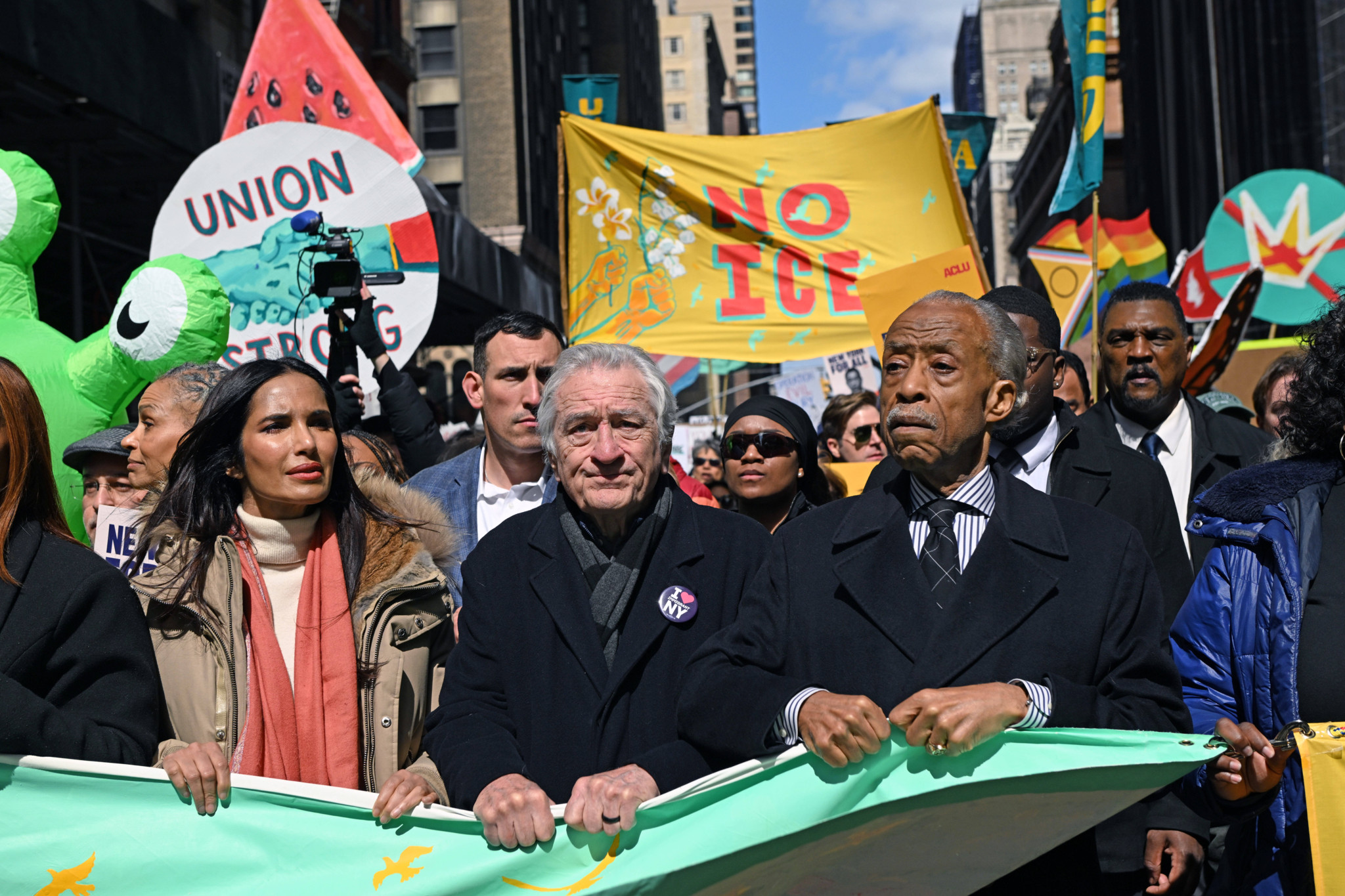 «No Kings»-Proteste in den USA: Ein Dackel im Taco-Kostüm – und ist das etwa Robert De Niro? Millionen Menschen demonstrieren gegen Trump
