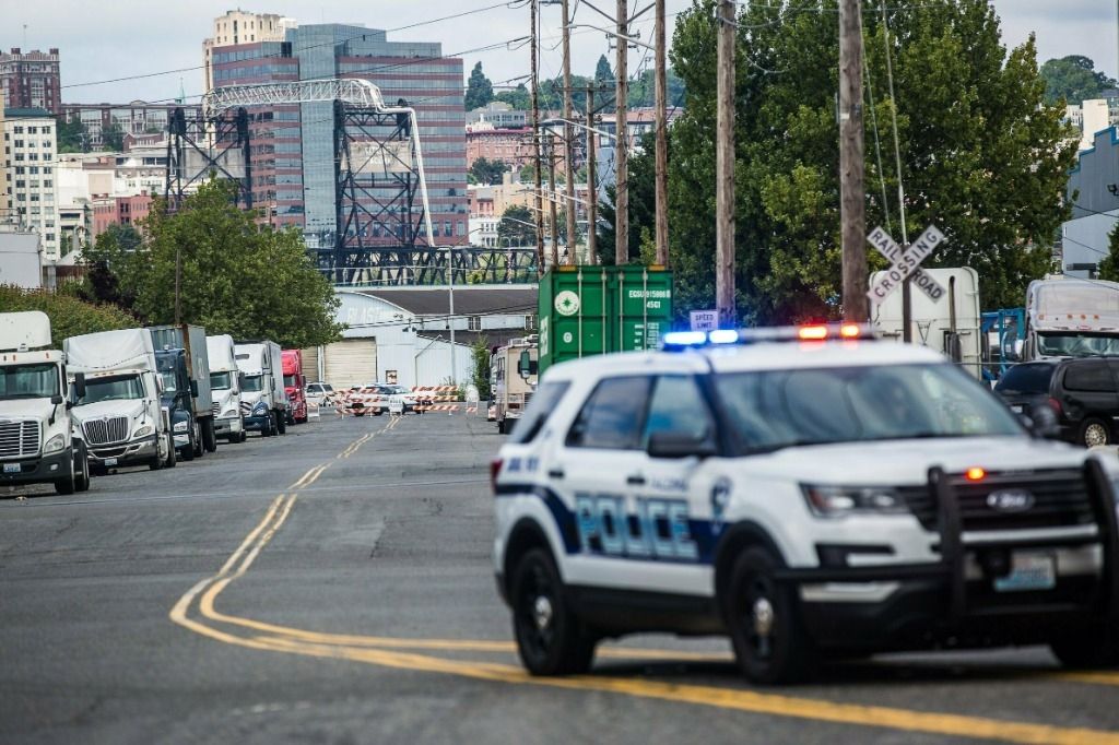 Il meurt en attaquant un centre pour migrants