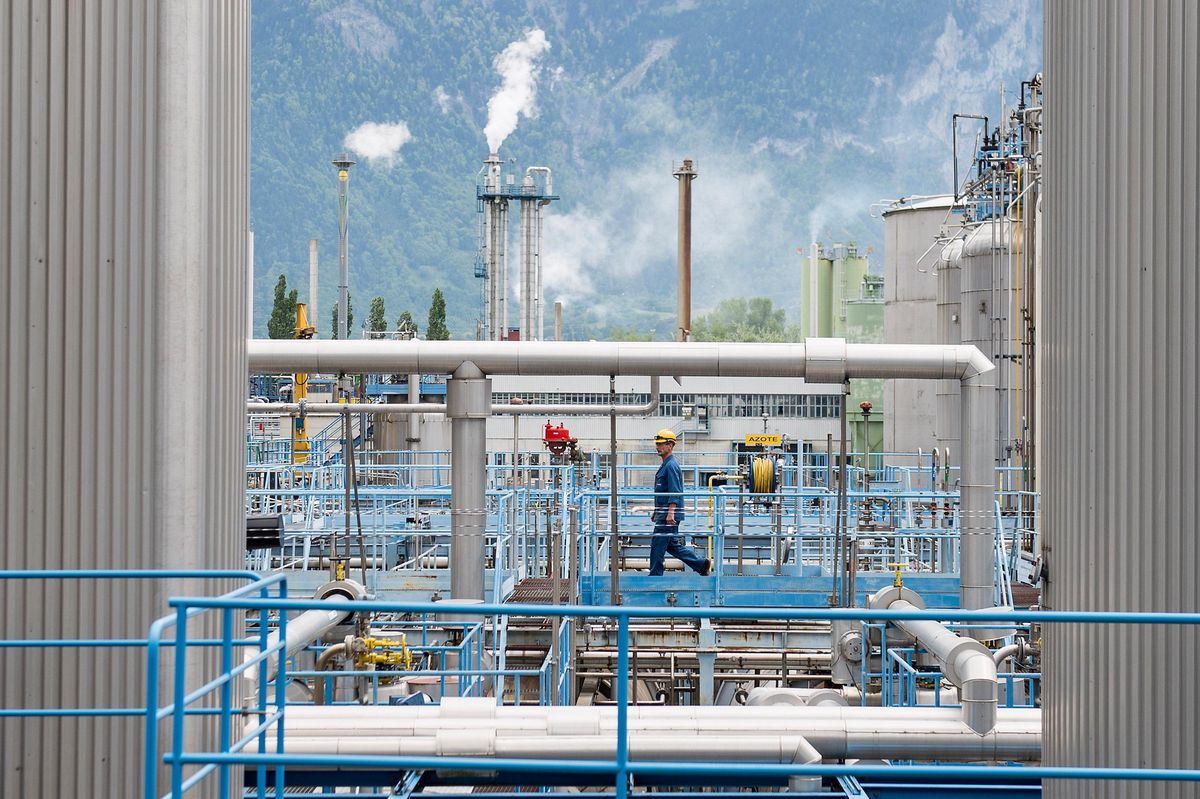La nouvelle usine sera construite sur le périmètre du site chimique de Monthey, qui dispose encore de terrain équipés mais inoccupés. (KEYSTONE/Jean-Christophe Bott). 