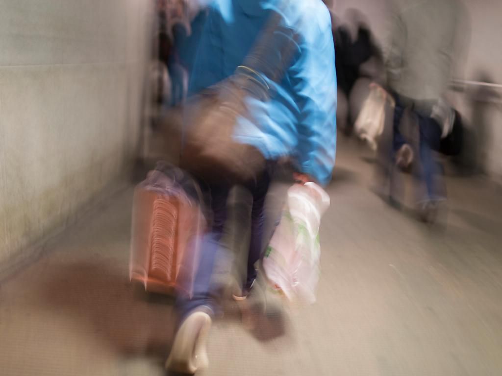 Le niveau de stress sur le lieu de travail est resté constant, mais l’épuisement émotionnel augmente, selon Promotion Santé Suisse. En photo, des pendulaires à la gare de Berne. (Photo d’illustration)
