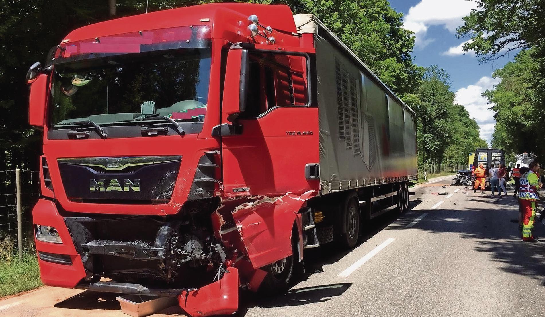 Der Sattelschlepper prallte bei einem Tempo von etwa 70 Kilometer pro Stunde auf das Fahrzeug des Ehepaars. Für die hochschwangere Frau kam jede Hilfe zu spät.