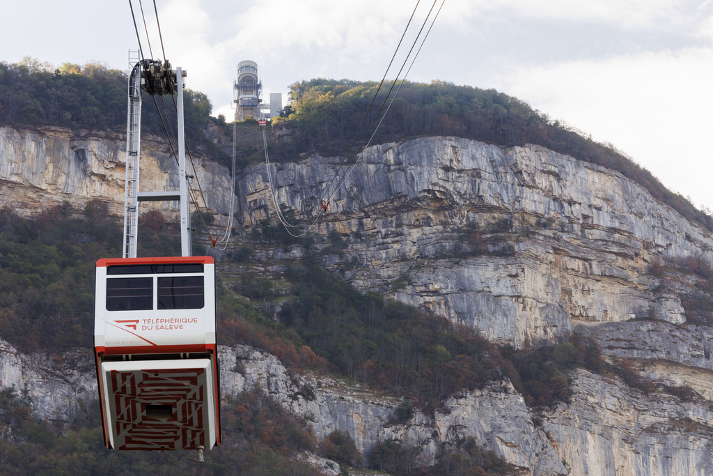 La gare d'arrivee et l'une des cabine du telepherique du Saleve sont photographiees lors de sa reouverture, ce mardi 12 septembre 2023 a Etrembieres (France) pres de Geneve. Le telepherique du Saleve reouvre ce jour au public apres deux annees de travaux pour une rehabilitation complete des deux gares. (KEYSTONE/Salvatore Di Nolfi).