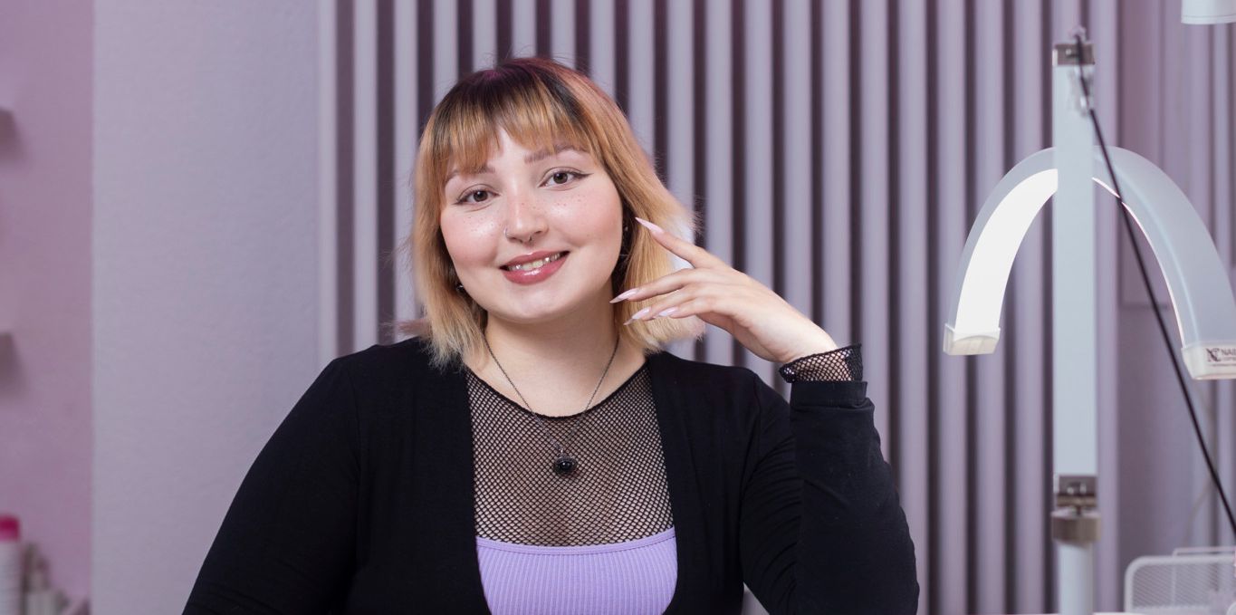 Shadia est styliste ongulaire. «Griffes de Sha», c’est le nom qu’elle a donné à son salon pour s’éloigner des jeux de mots classiques à base de «nails» ou de «beauty» dont usent ses concurrents.