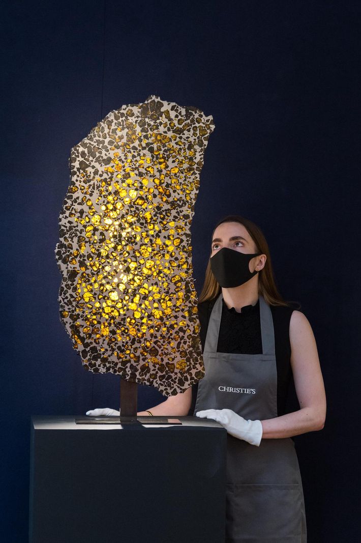 Cette tranche de la météorite pallasite de Fukang, province chinoise du Xinjiang, a été présentée le 5 juillet dernier chez Christie’s. Son prix a été estimé entre 350’000 et 550’000 livres sterling (440’000 et 692’000 francs suisses env.)