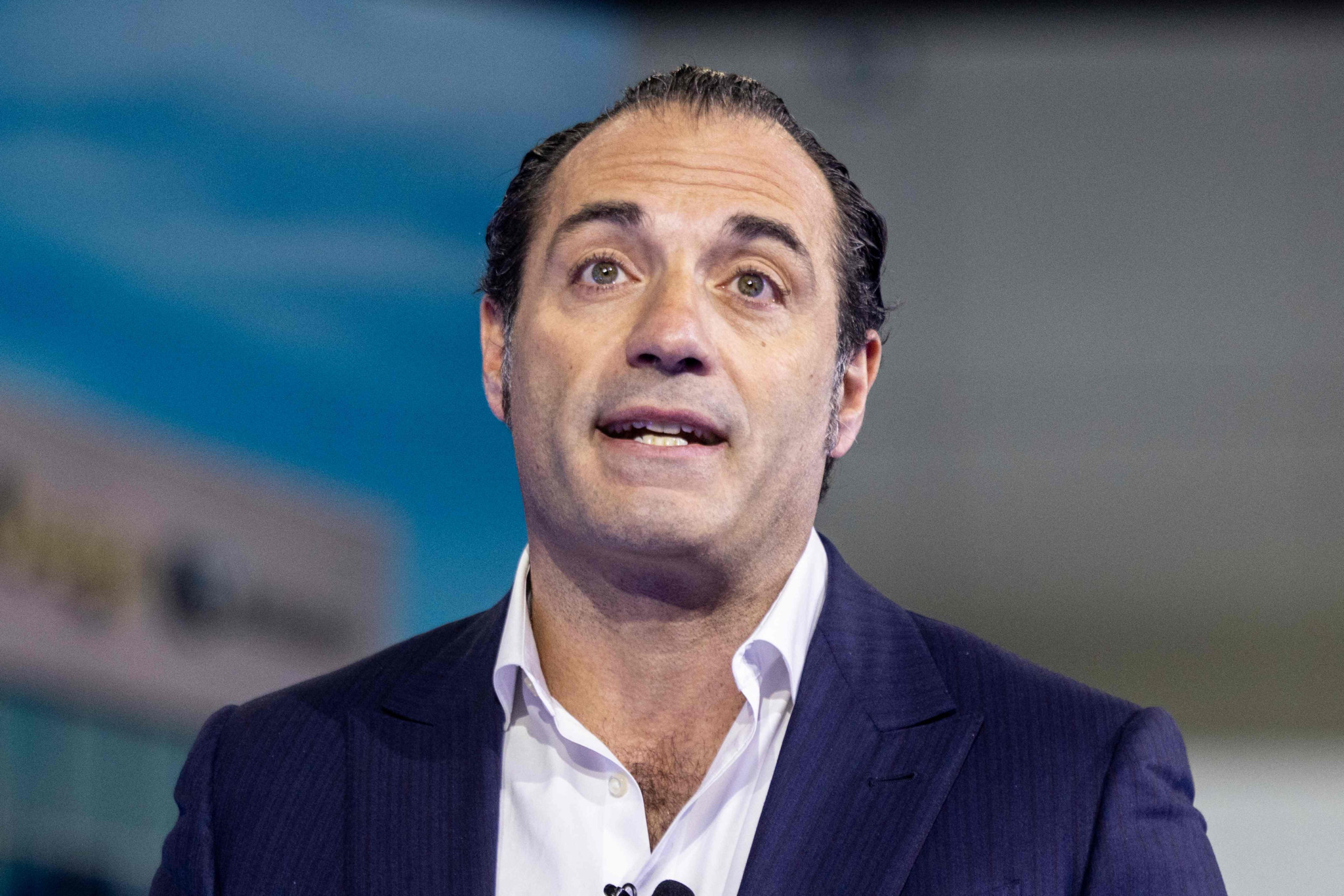 Antonio Filosa, CEO von Jeep und Stellantis North America COO, spricht auf der Stellantis-Pressekonferenz der Automobility LA 2024 im Los Angeles Convention Center.