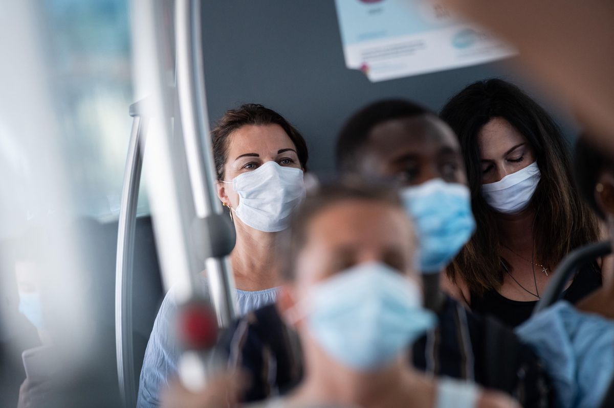 Avec la remontée des contaminations, il est à nouveau utile de porter un masque dans les transports publics aux heures de pointe.