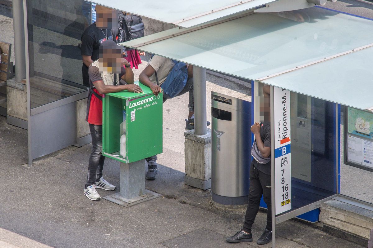 Lieu emblématique du deal de rue "à ciel ouvert"  à l'arrêt de bus Riponne Maurice-Béjart, à Lausanne.  
