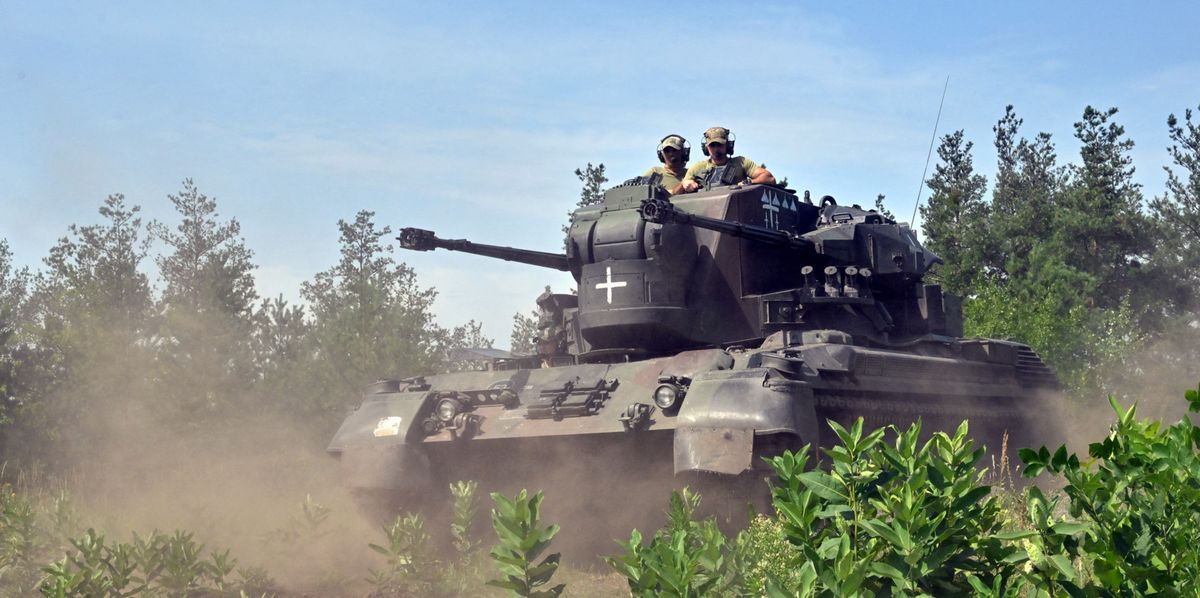 Ukrainian servicemen manoeuver a German-made self-propelled anti-aircraft (SPAAG), better known as the Flakpanzer Gepard, during a training exercise in the region of Kyiv on July 26, 2023. Berlin already delivered to Kyiv 40 of these armoured vehicles developed in the 70's and retired from the German army since ten years ago, and twelve other are planned to be sent as well as 300 000 rounds of ammunition. (Photo by Sergei SUPINSKY / AFP)