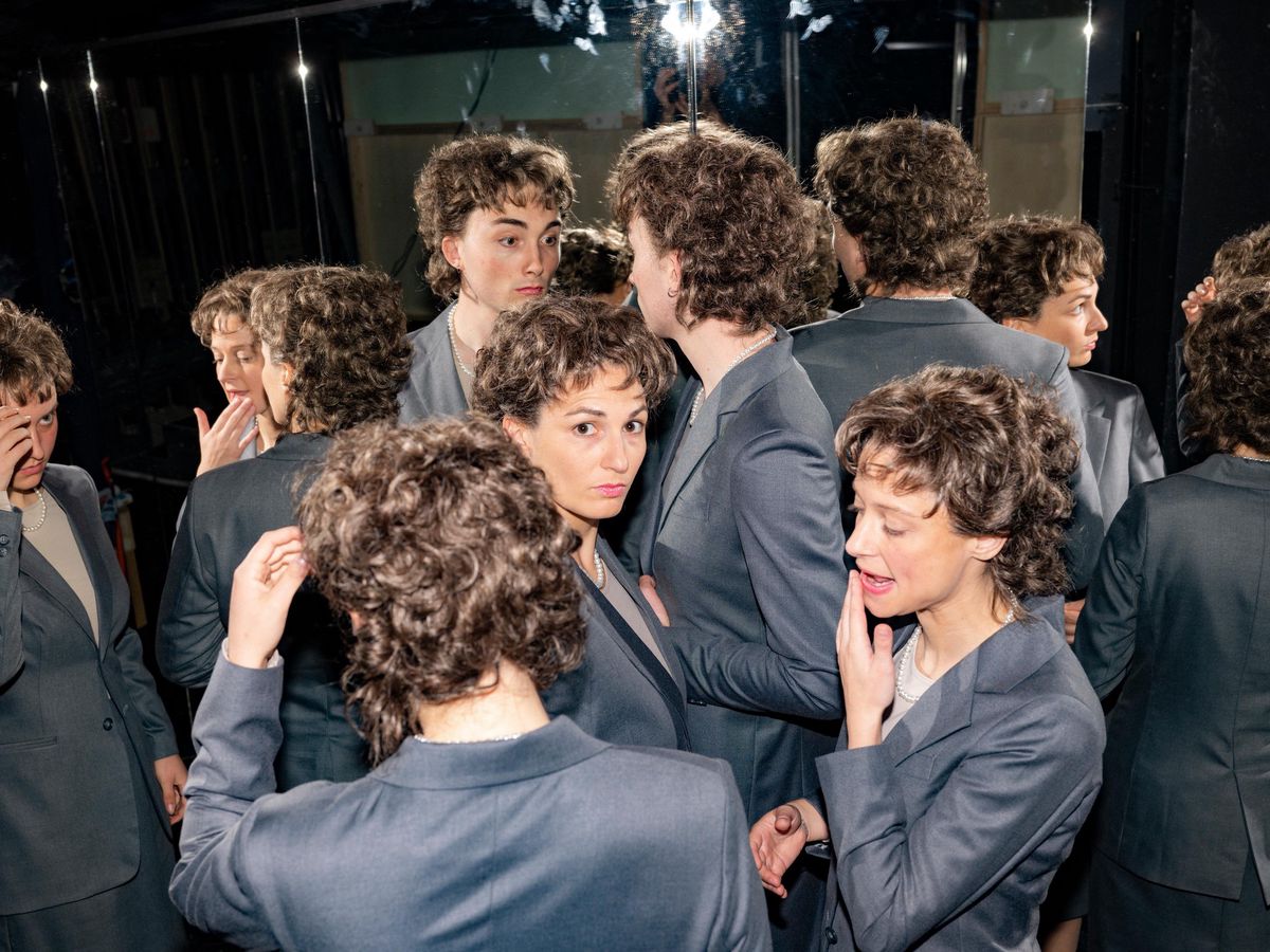 «EWS» im Theater Neumarkt Der Tag, an dem das Volk auf dem Bundesplatz