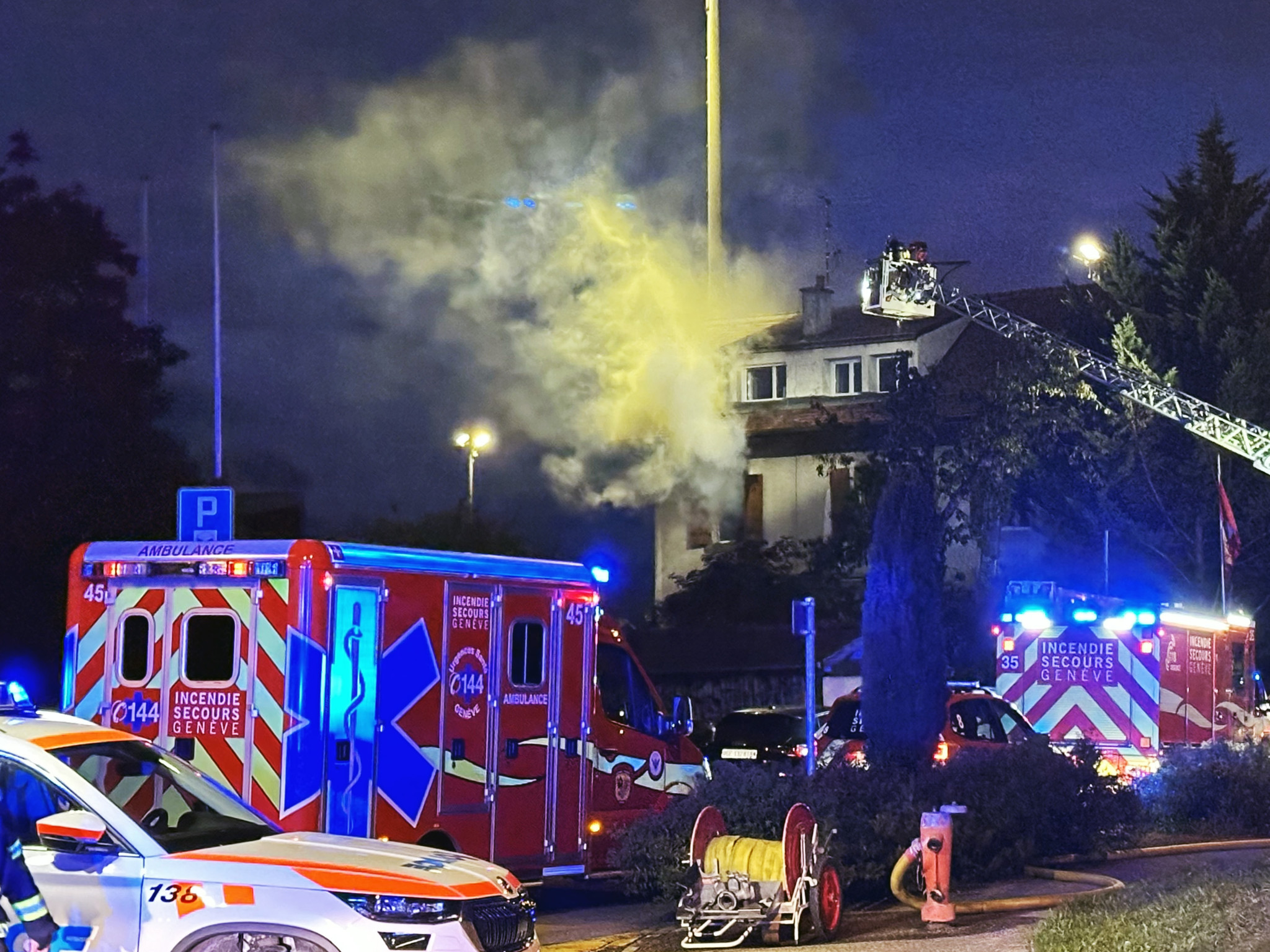 Quatre ambulances ainsi que les polices cantonales et municipales étaient présentes sur le sinistre.