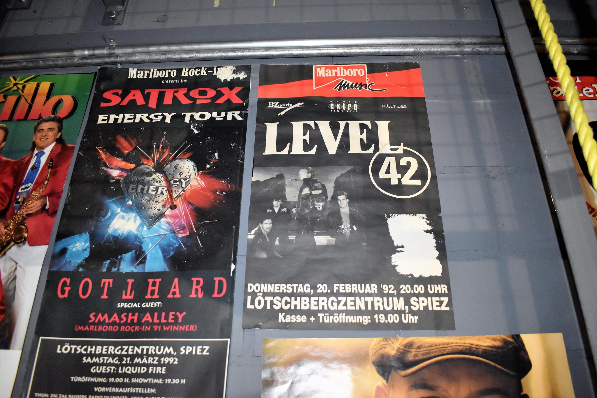 Plakate vergangener Konzerte hängen hinter der Bühne: Beachtlich war der Auftritt der damals weltbekannten britischen Band Level 42 im Februar 1992.