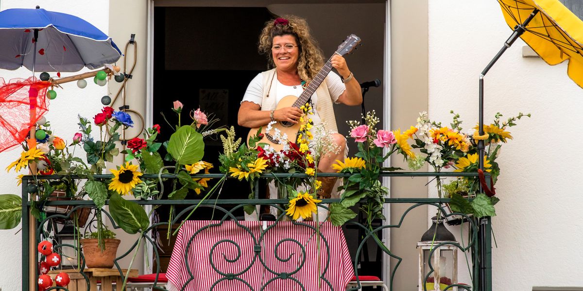 Balkonkonzerte in Basel: Bea Schneider singt für FCB-Fans