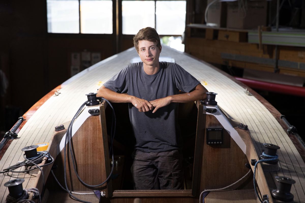 Miguel Vieira Batista, 18 ans, pose sur l’un des voiliers qu’il rénove dans le chantier naval Ygor Yachting à Villeneuve.