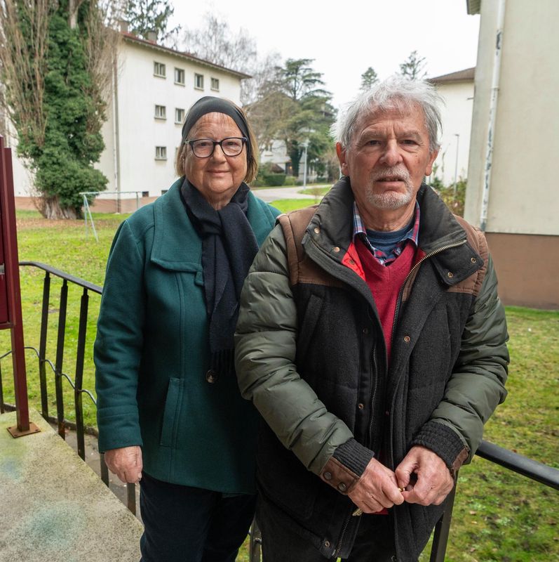 Lucienne et René Michel posent devant leur immeuble des années 1950 dans le quartier de la prairie à Yverdon, menacé de démolition par le groupe AXA.