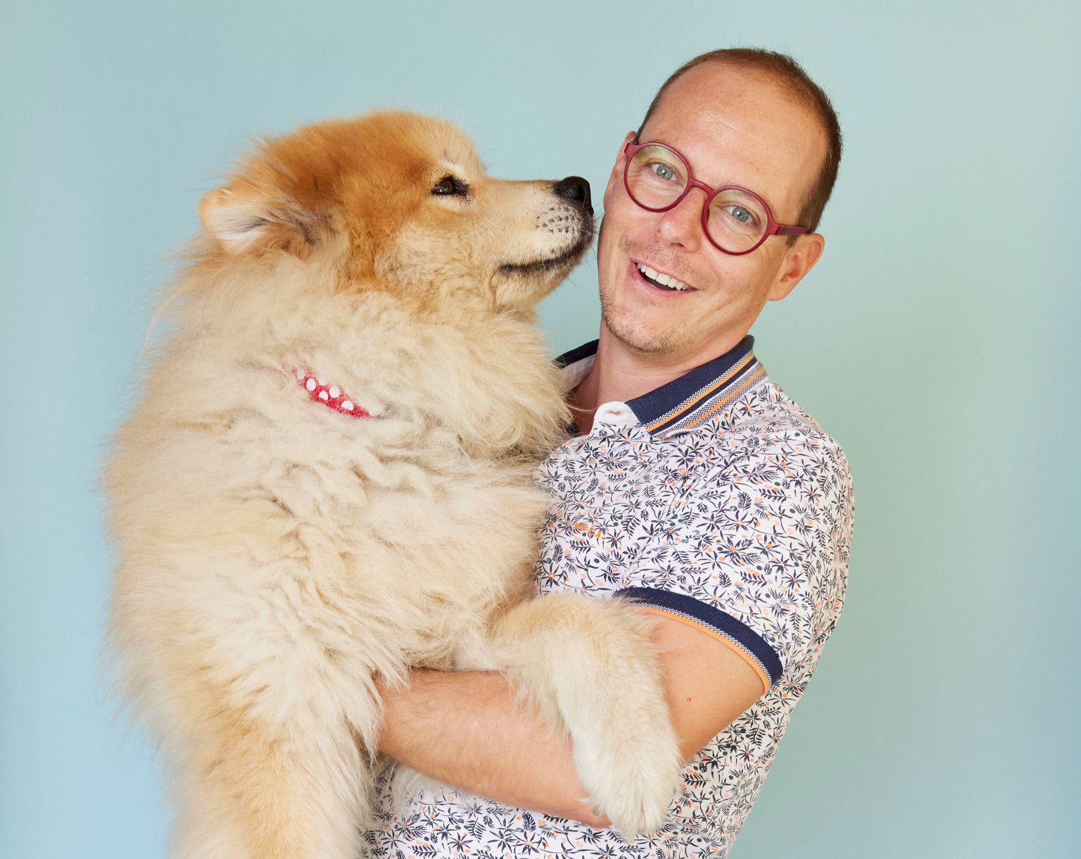 Baar, le 9 octobre 2023. Mon animal et moi : Jacques et son eurasien Jaïko.     Photo Yvain Genevay / Le Matin Dimanche