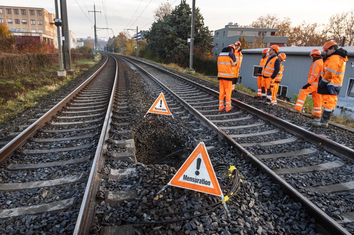 Le 9 novembre, la ligne CFF entre Lausanne et Geneve a dû être interrompue a la hauteur de Tolochenaz suite a un affaissement.