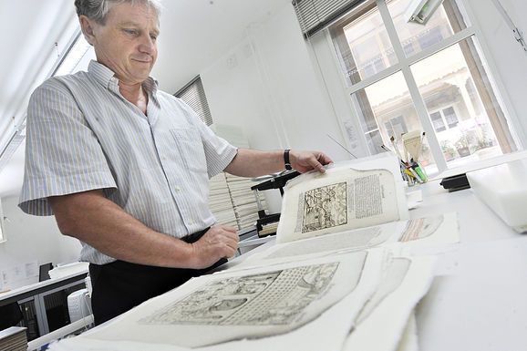 In Ittigen werden zerstörte Bücher zu neuem Leben erweckt | Der Bund