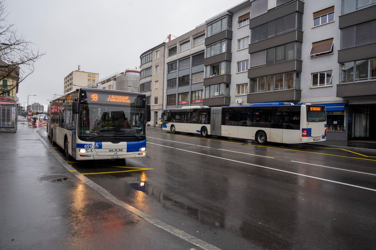 08  février  2024  Renens.     Renens-Lausanne en bus? Ca se complique. Avec les travaux du tram au Flon, le bus 17 - seule ligne directe entre Lausanne et Renens - s'arrêtera à Vigie. En remplacement, le bus 19 Renens-Chauderon a été renforcé et circulera toute la journée en semaine (et plus seulement aux heures de pointe). Ce sera toutefois temporaire.    Photo: Patrick Martin/24Heures   