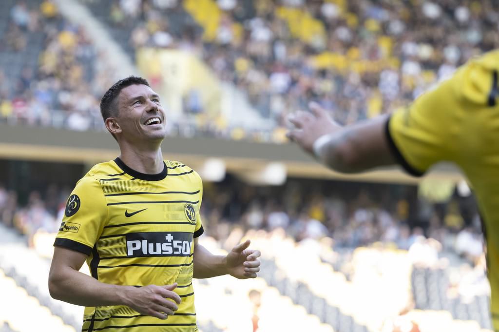 Christian Fassnacht de YB exulte après avoir marqué le but du 3-0, lors du match amical de football entre les Young Boys bernois et le FC Thoune, le samedi 15 juillet 2023 au stade du Wankdorf à Berne. (KEYSTONE/Anthony Anex)