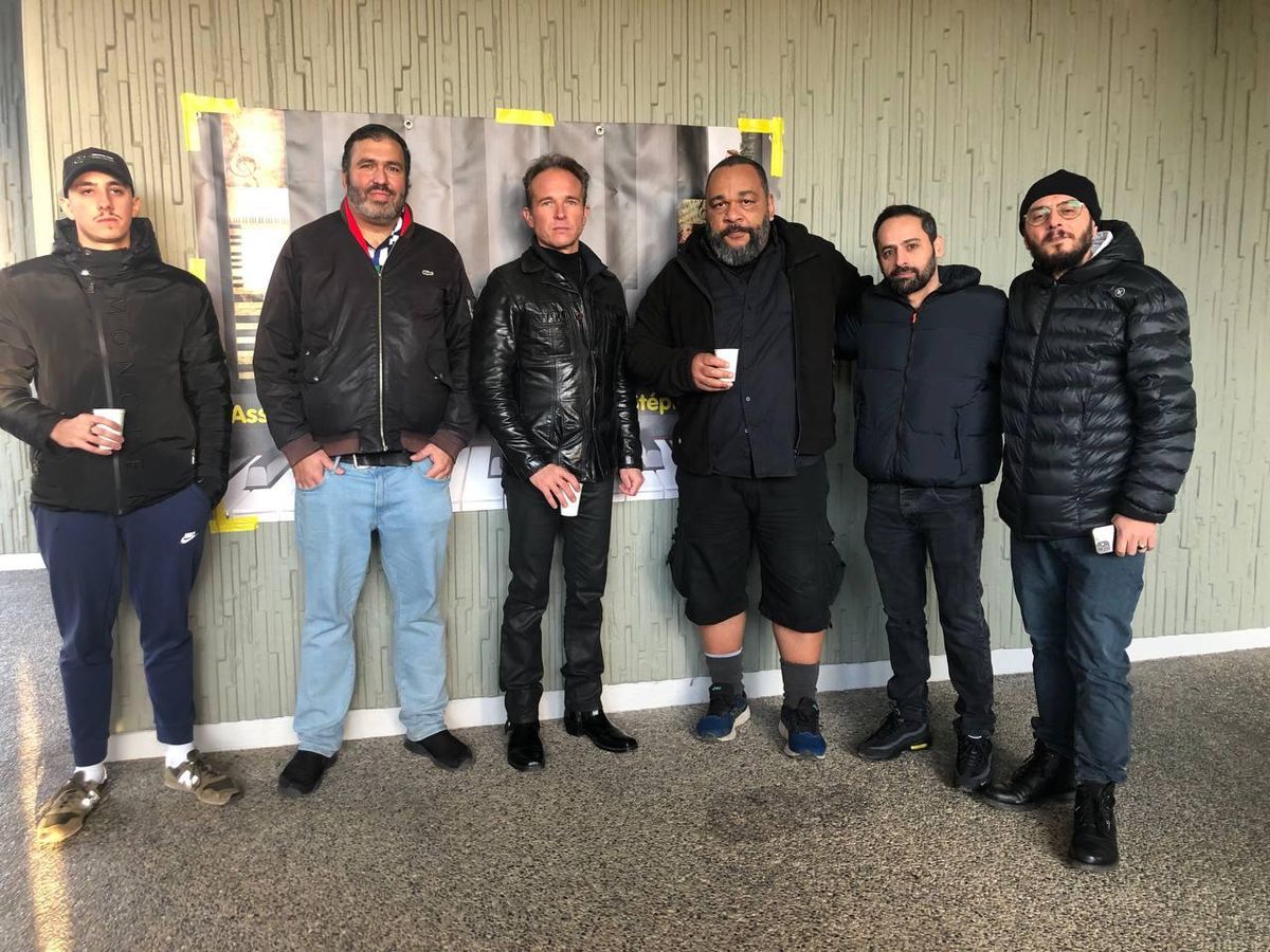 Plusieurs participants, dont Dieudonné (au centre) et Mehmet Yildiz (tout à droite)