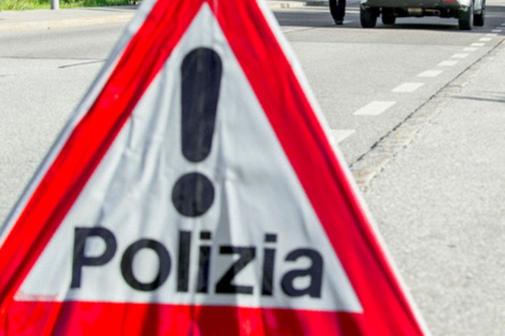 Une voiture bascule dans une pente: un mort