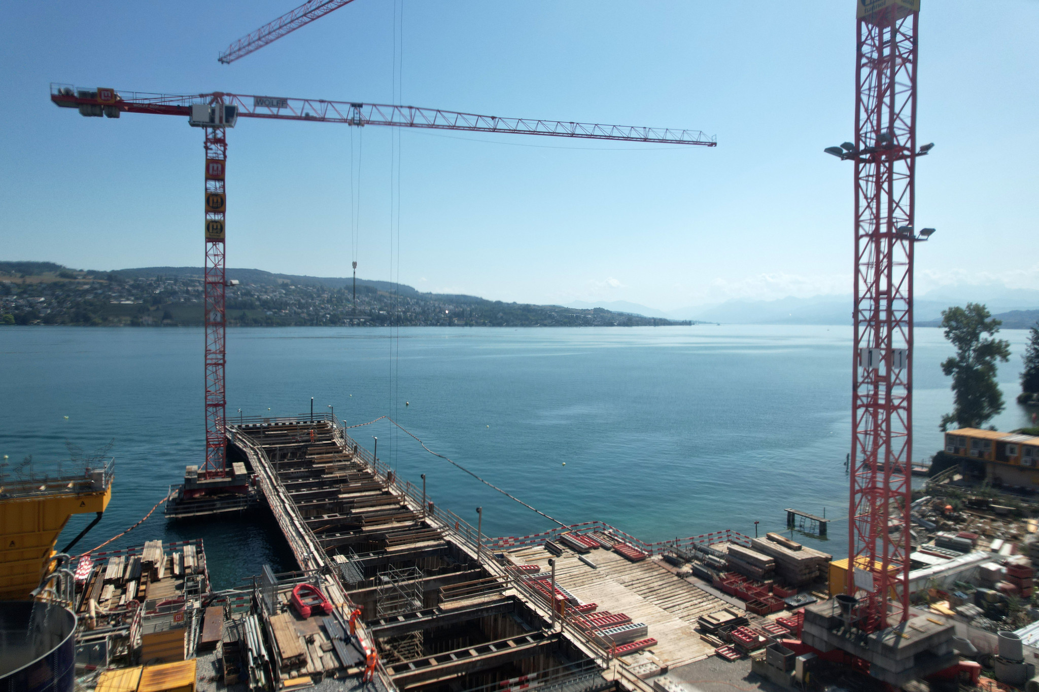 Thalwil, Baustelle für das Auslaufbauwerk des Entlastungsstollens für die Sihl durch den Zimmerberg zum Zürichsee, in Thalwil bei der Badi Bürger. 11.8.2026  Bild: Sabine Rock