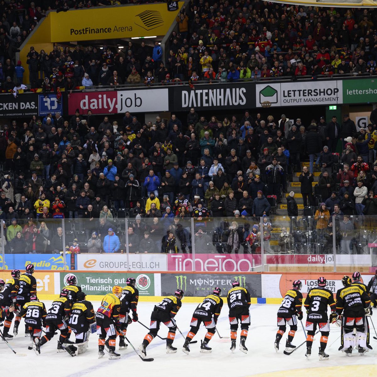 Les joueurs du SC Bern célèbrent leur victoire 5:1 après le match de hockey sur glace de la National League contre Genève-Servette HC, le samedi 1ᵉʳ mars 2025, à la PostFinance Arena à Berne.