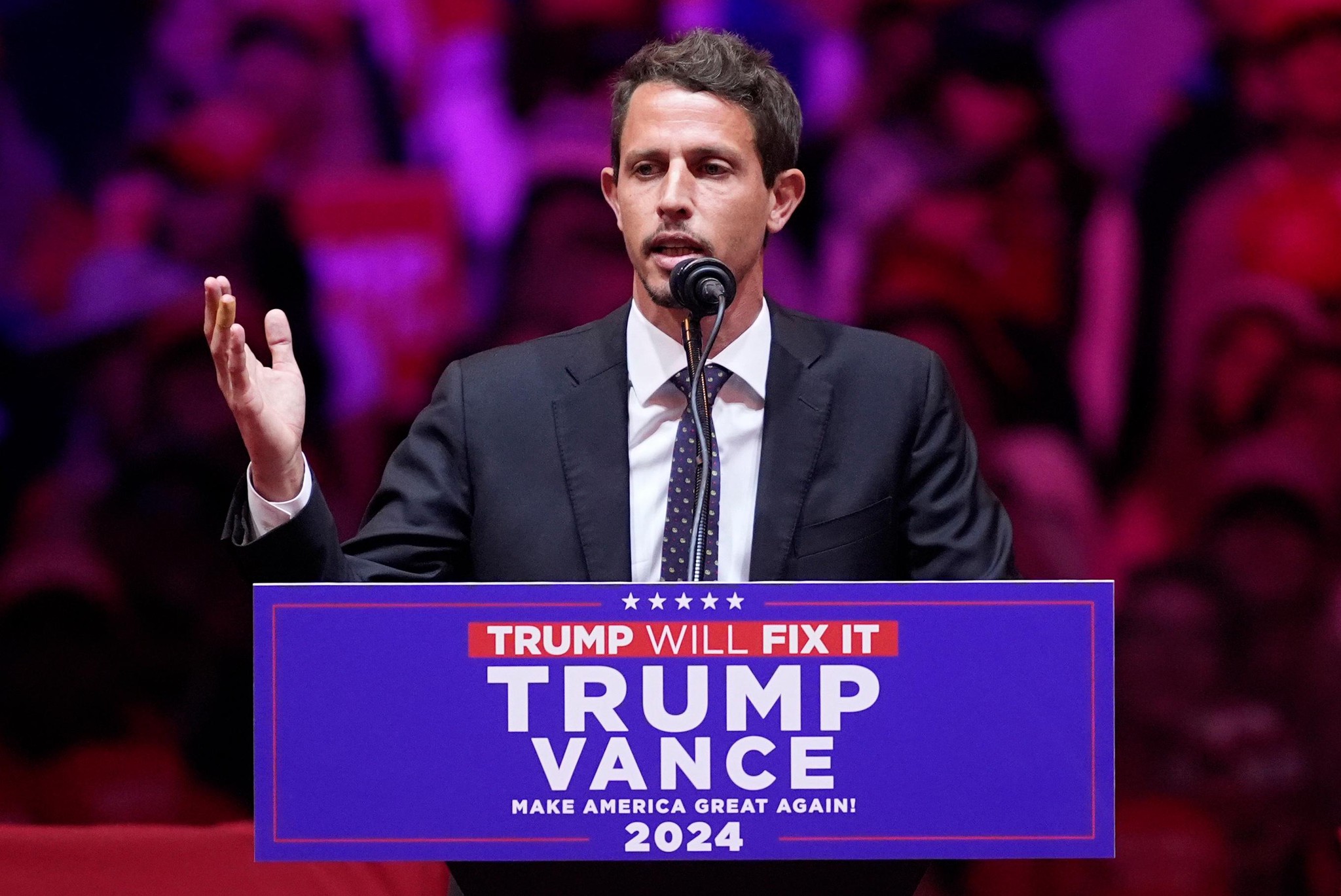Tony Hinchcliffe spricht bei einer Trump-Kampagnenveranstaltung im Madison Square Garden mit einem Rednerpult vor sich.
