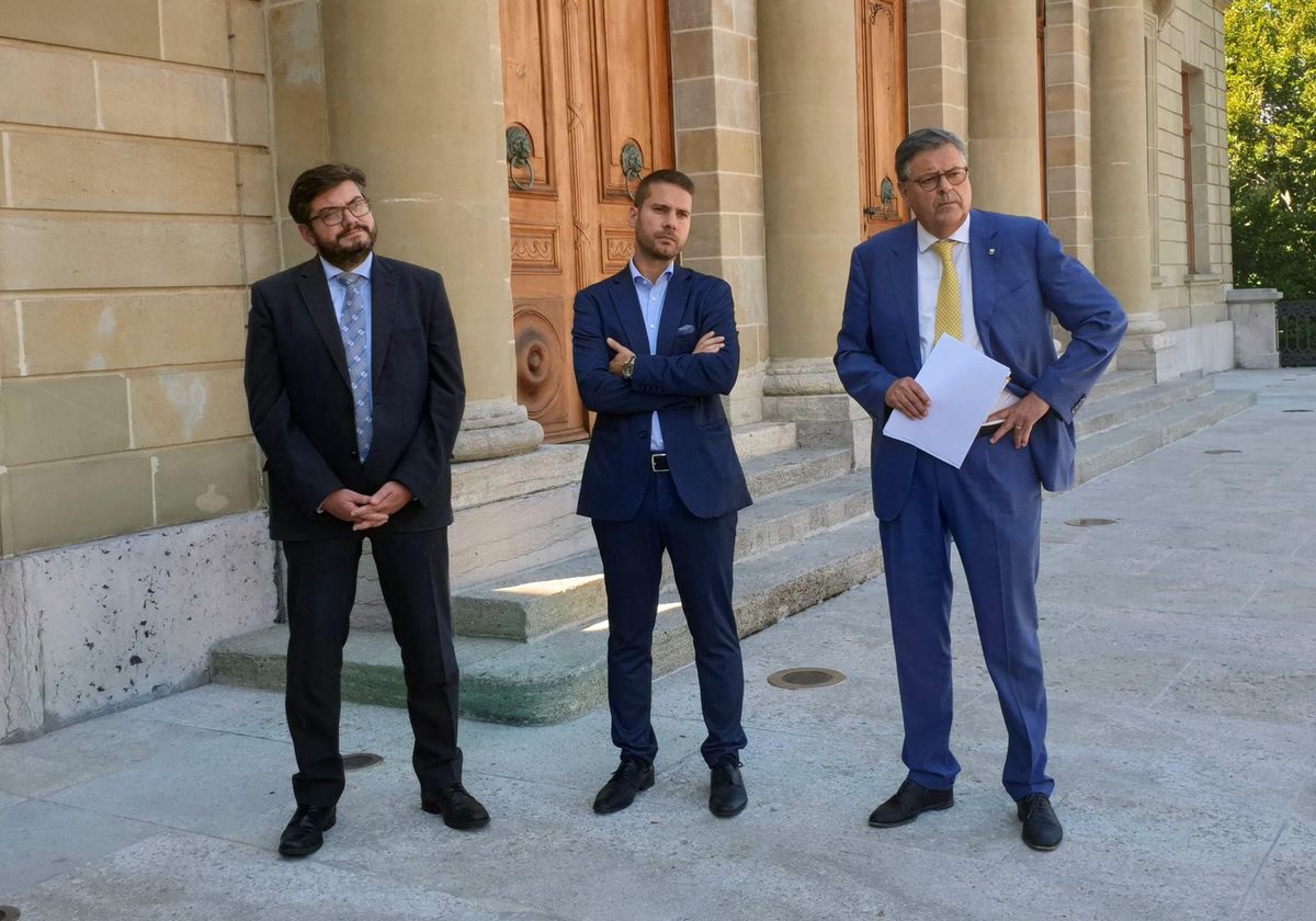 Le président de l’UDC Kevin Grangier, celui du Centre Emilio Lado et celui du PLR Marc-Olivier Buffat (de g. à d.) ont fait front commun pour capitaliser sur le virage à droite du gouvernement vaudois. 