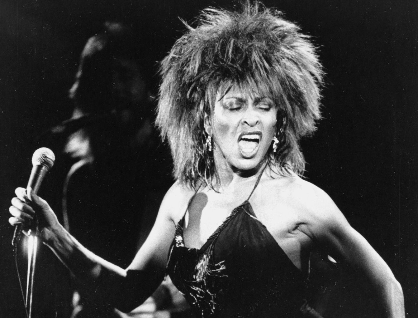 Tina Turner chantant "What's Love Got to Do With It" à Los Angeles on Sept. 2, 1984.