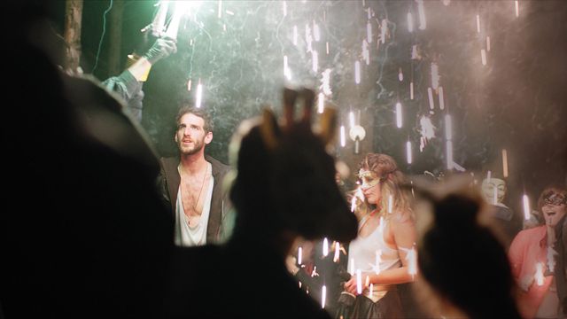 «Heimatland»: Während sich am Himmel eine gigantische Wolke aufbaut, vergnügen sich einige Protagonisten an Weltuntergangsparties.