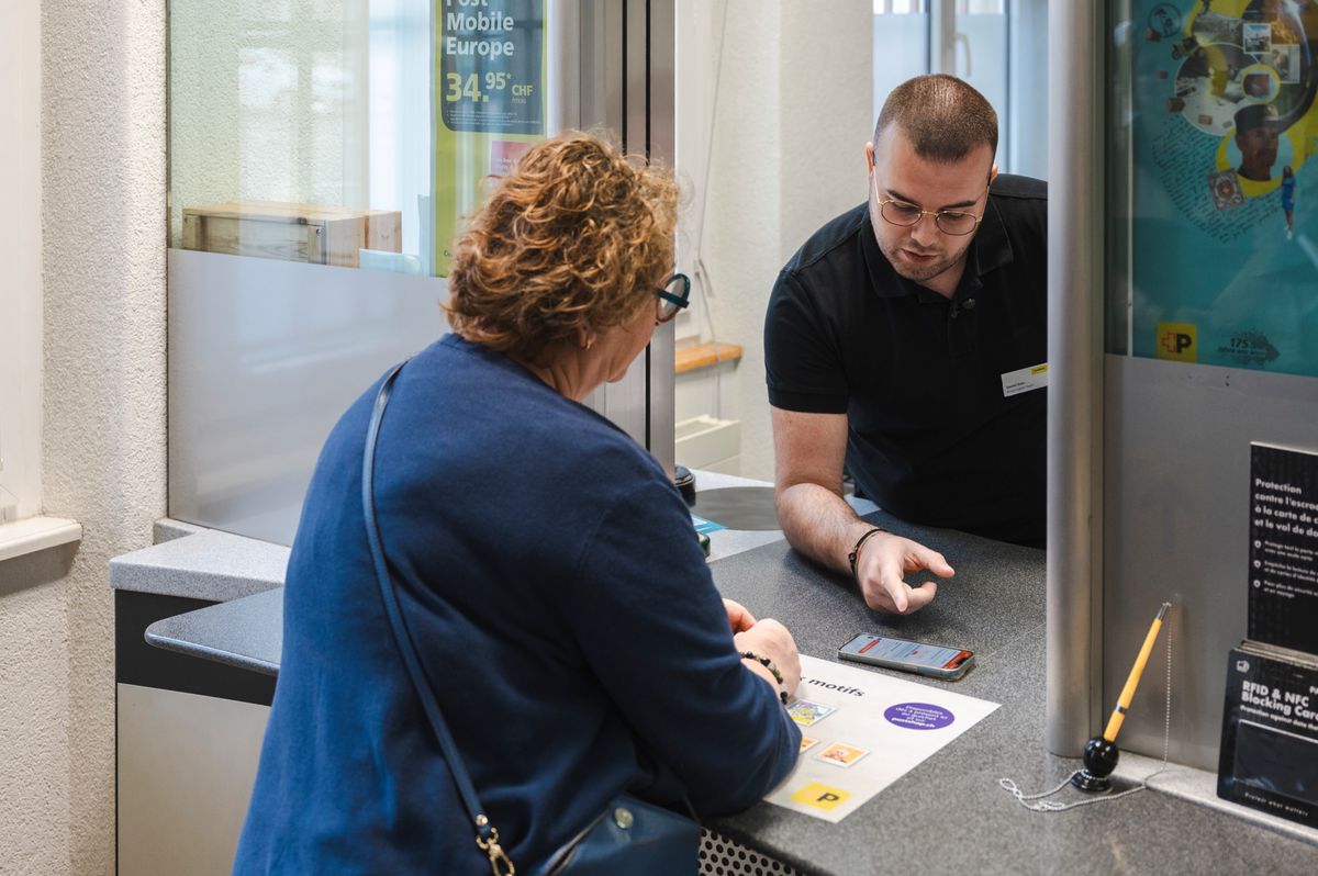 Vallorbe, le mercredi 15 mai 2024. La Poste implante à Vallorbe son projet pilote d'accompagnement gratuit des personnes en difficulté avec les prestations numériques (mobile, ordinateur, formulaires). Le concept, démarré à Wetzikon, Gossau ZH et Locarno en juillet 2023, est étendu à six autres filiales, dont le Lignon et Vallorbe en Suisse romande. La Poste voit ses filiales comme "de véritables centres de services". Qu'en est-il de la rentabilité, chère à l'ex-régie? Démonstration de la prestation. (Marie-Lou Dumauthioz/24heures) 