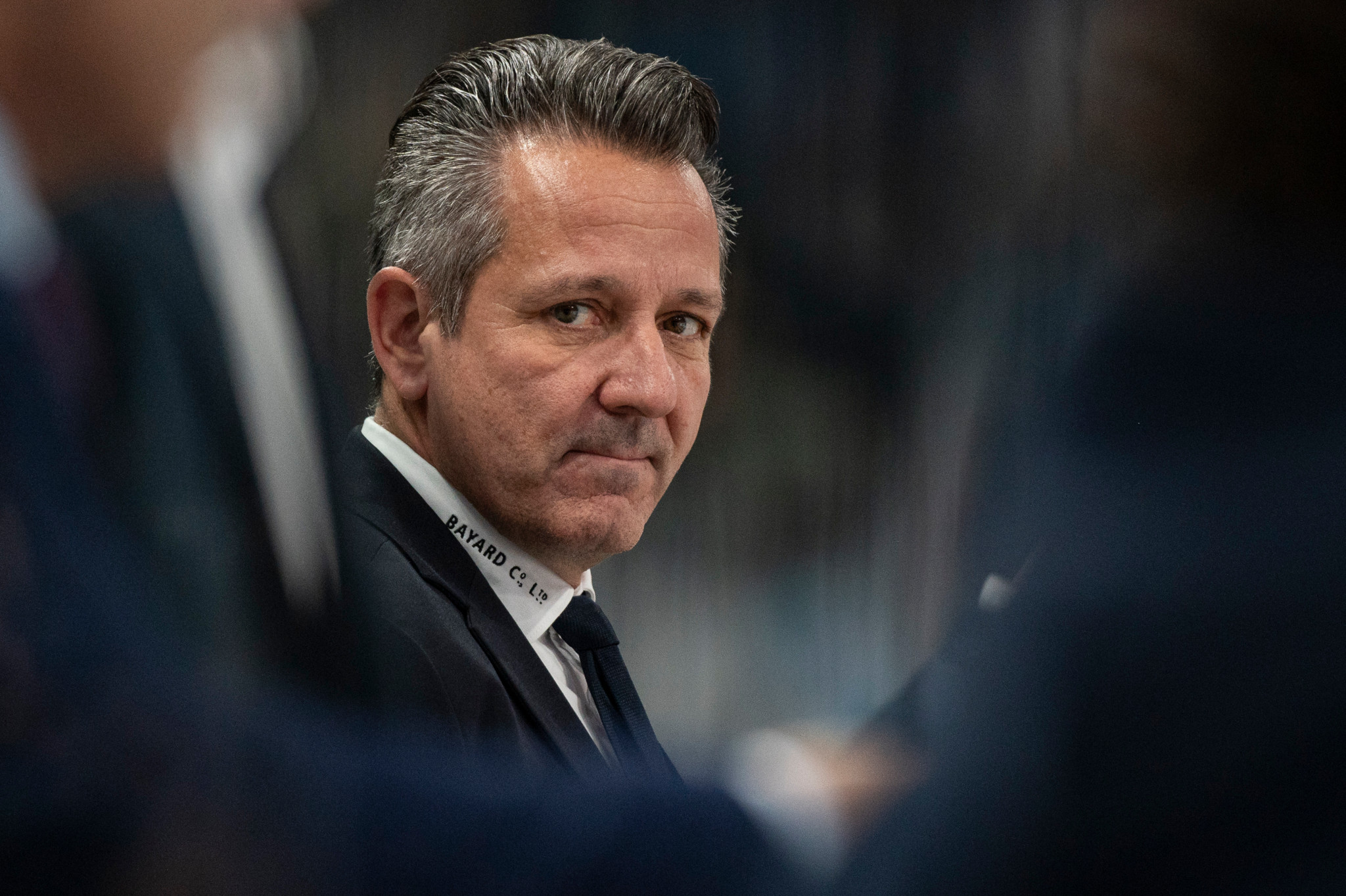 ZSC-Trainer Marco Bayer verfolgt konzentriert das Eishockey-Spiel der National League gegen Lausanne.