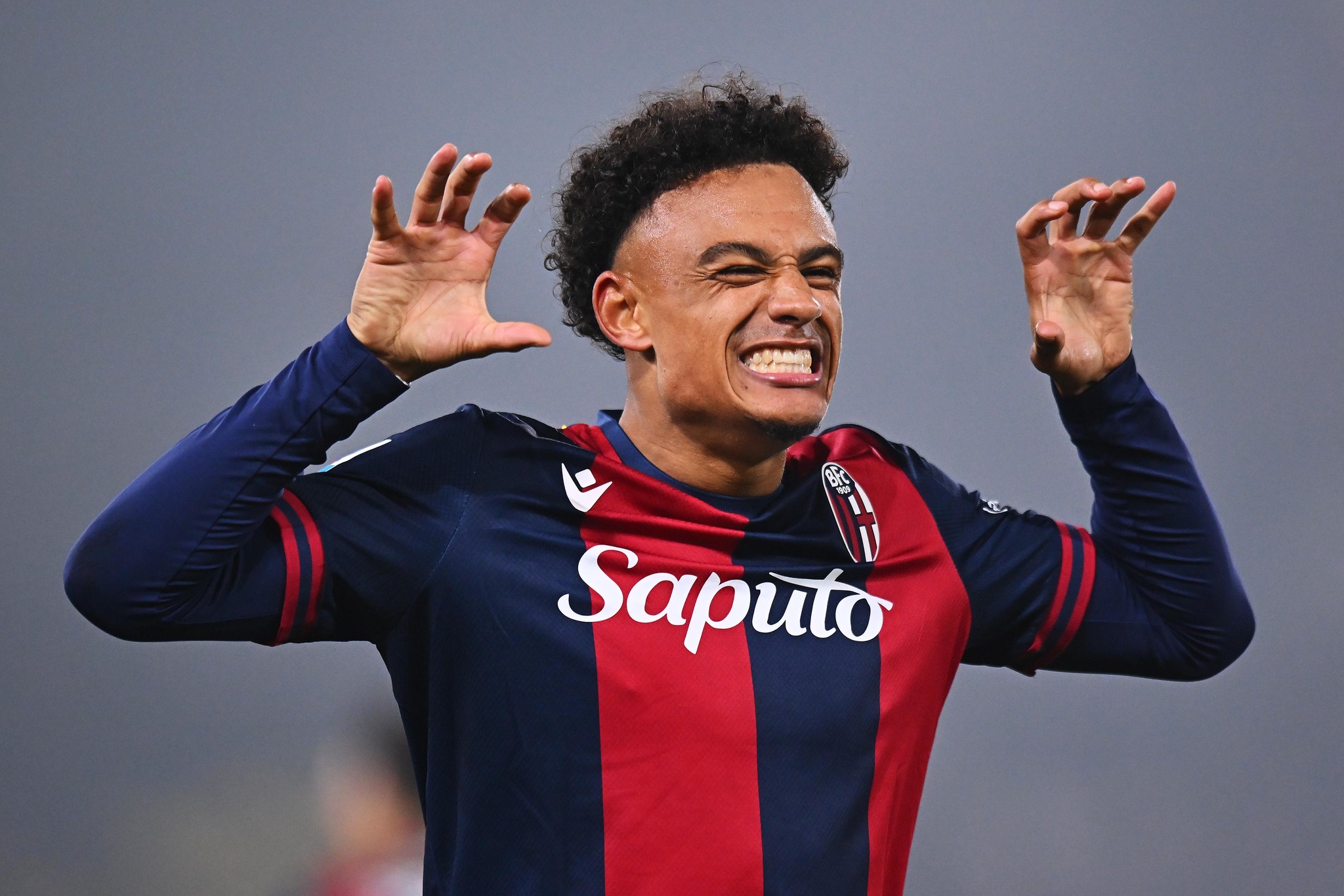 BOLOGNA, Itali - 30 Nëntor: Dan Ndoye i Bolonjës shënon në fitoren 3-0 ndaj Venecias.