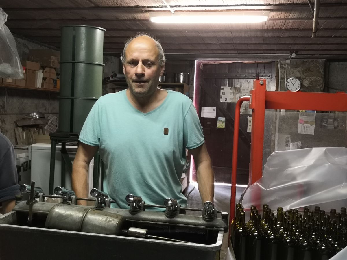 Paul Dupraz à l’embouteillage de son chasselas, millésime 2022. C’était samedi passé à Soral, au Domaine du Château de Rougemont.