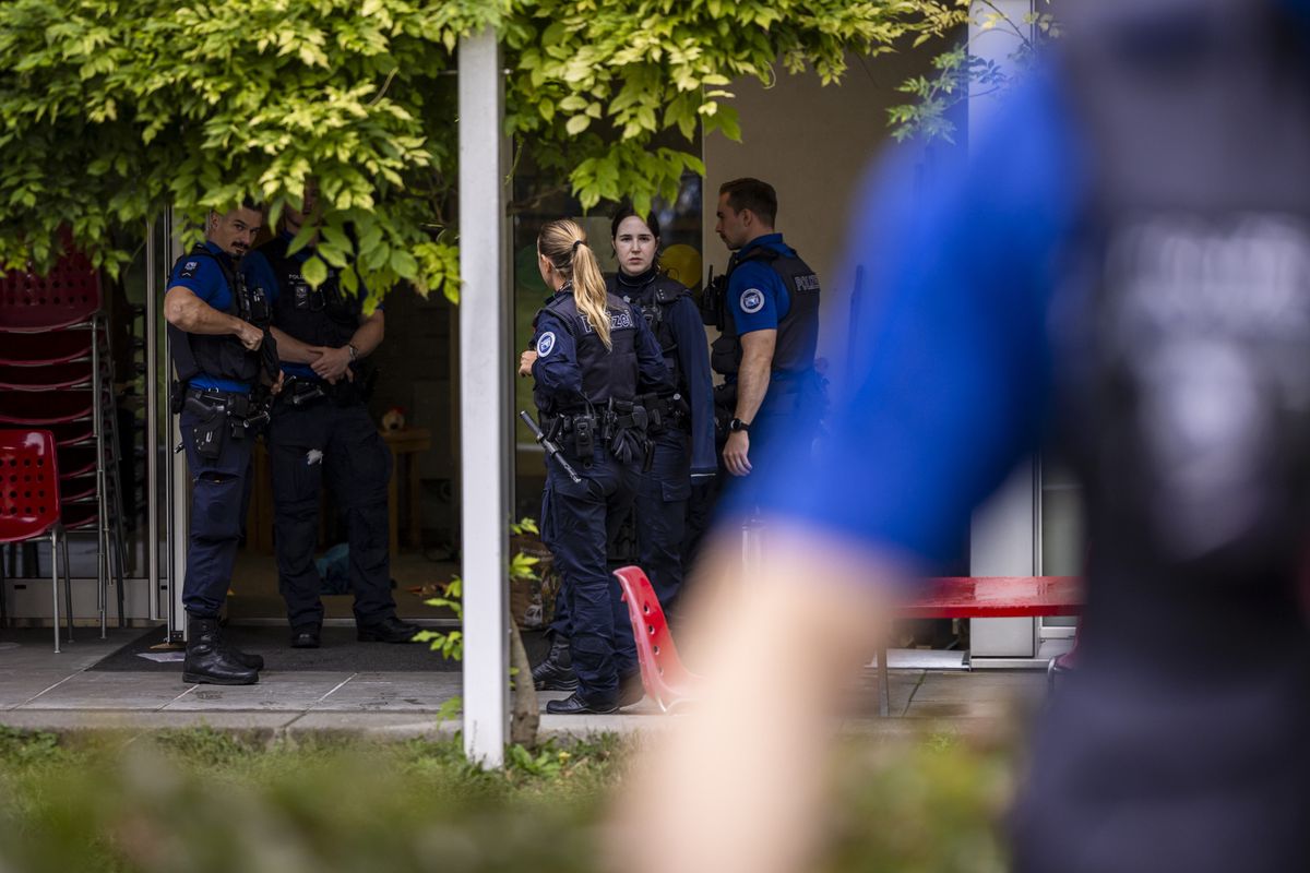Des policiers en intervention devant une garderie près de Berninaplatz à Zurich Oerlikon, le 1er octobre 2024.