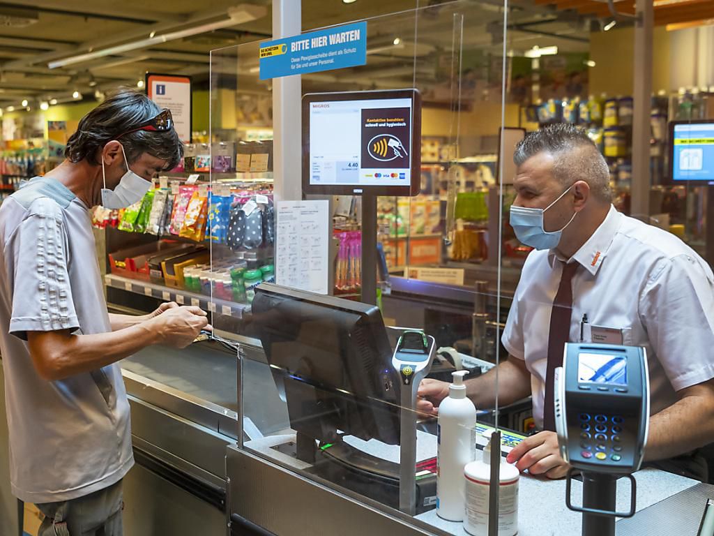 Le port du masque permet de freiner la progression de la pandémie, invoque le gouvernement zougois sur la base de récentes études. Il a donc décidé d’introduire son obligation dans les commerces et pour le personnel des restaurants (photo symbolique).
