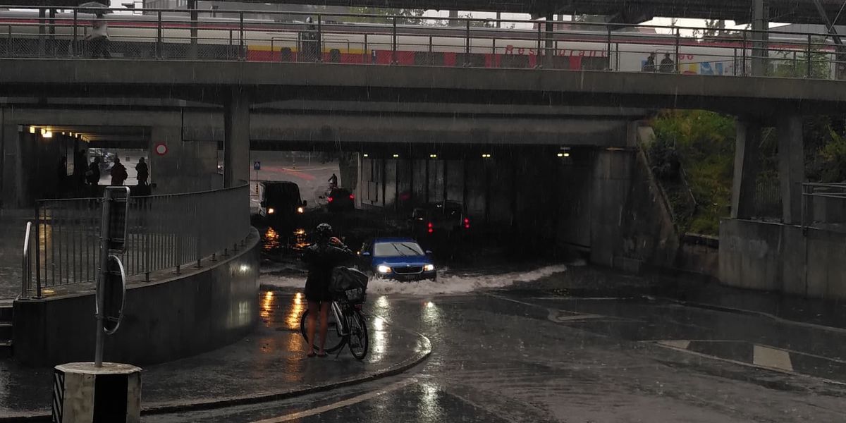 Unwetter-Berner-Oberland-Hagelsturm-trifft-Thun-Bahnhof-unterf-hrung-steht-unter-Wasser