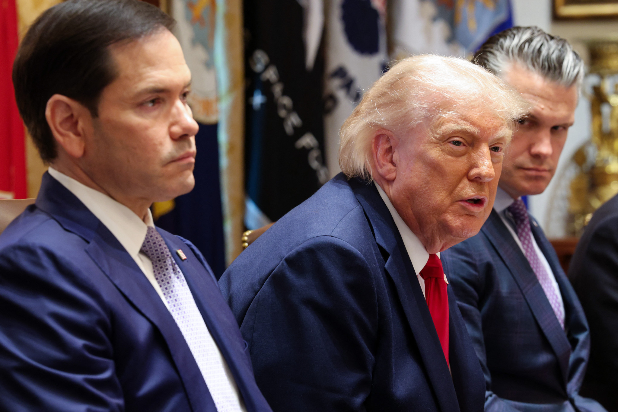US-Präsident Donald Trump spricht bei einem Kabinettstreffen im Weissen Haus, flankiert von Aussenminister Marco Rubio (l.) und Verteidigungsminister Pete Hegseth (r.).