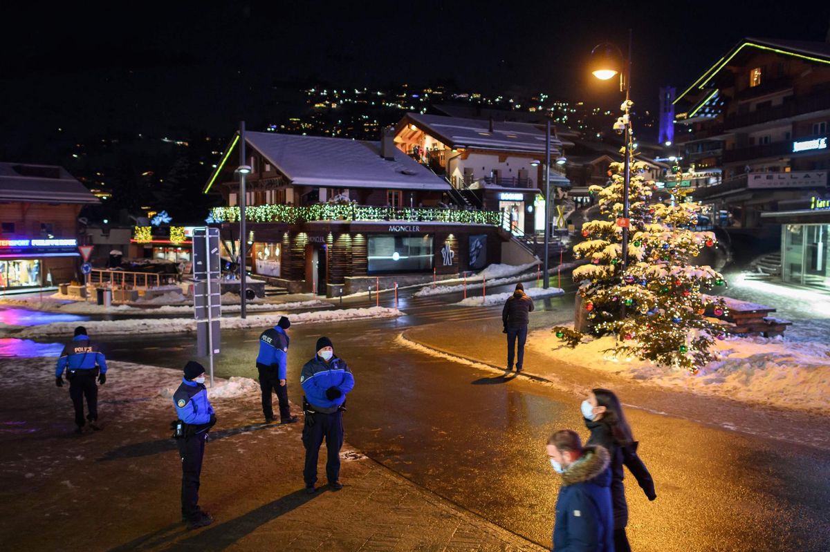 A Verbier (VS) comment dans d’autres stations, la police avait déployé des agents dans le centre du village pour éviter des rassemblements.