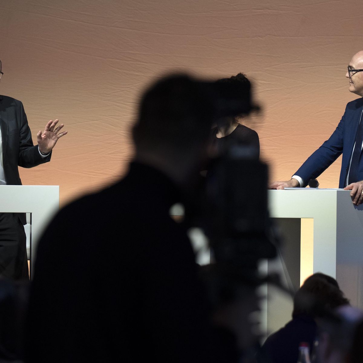 Markus Ritter et Martin Pfister discutent lors d’un podium à l’assemblée des délégués du parti Mitte, à Visp, le 22 février 2025.