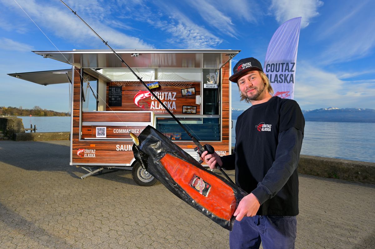 Un jeune de Genolier, Evan Coutaz  est devenu pêcheur de saumons sauvages en Alaska qu'il vend ensuite sur les marchers de Nyon, Gland et Rolle. il brasse egalement de la biere. Il est ici avec le food truck de son entreprise Coutaz Alaska a Rolle, Ce mercredi 29 novembre  2023. (24 Heures/Christian Brun) 












