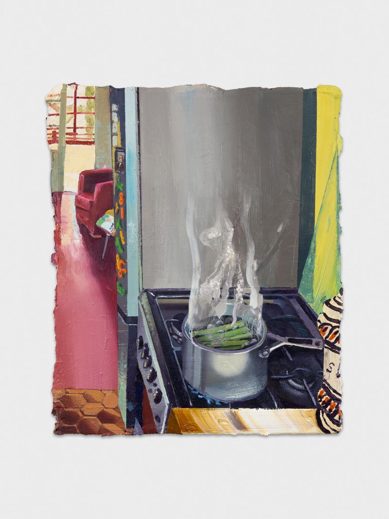 Une cuisine colorée avec une casserole fumante sur le poêle, un couloir avec un fauteuil rouge visible en arrière-plan.