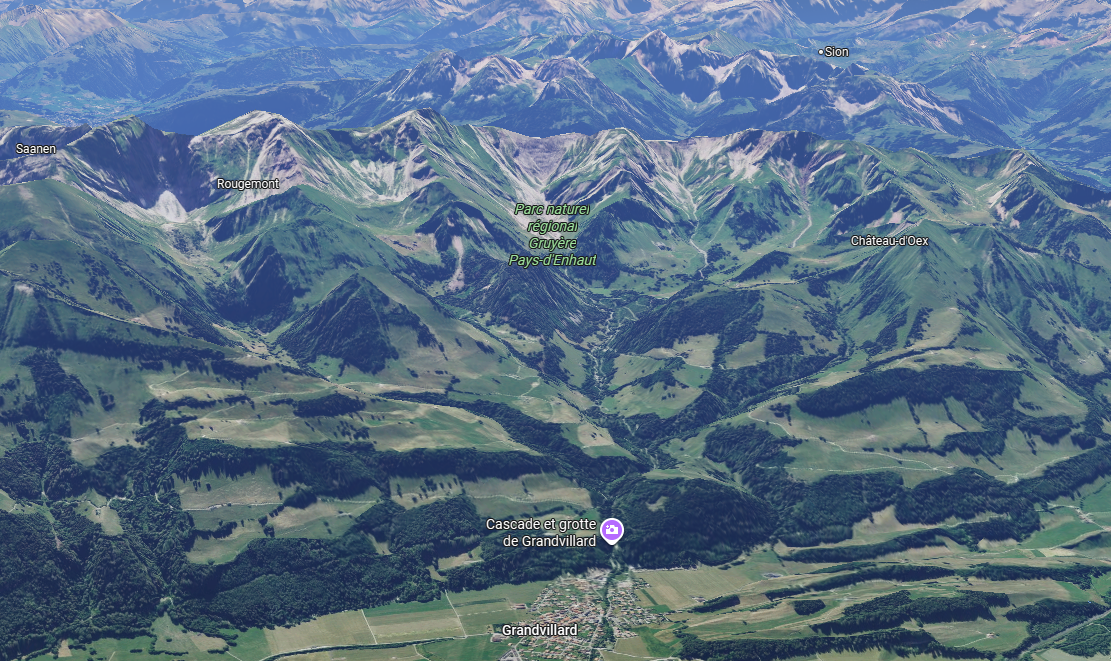 Luftaufnahme der Alpenlandschaft bei Grandvillard mit grünen Bergen, Tälern und Ortschaftsmarkierungen auf einer Kartenansicht.