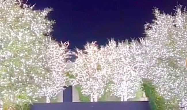 Bei der Kardashian-Weihnachtsdeko brauchst du eine Sonnenbrille