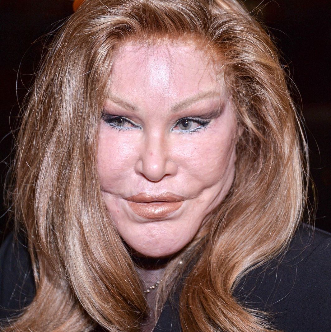 Femme aux cheveux blonds ondulés lors d’une exposition à New York en 2015.