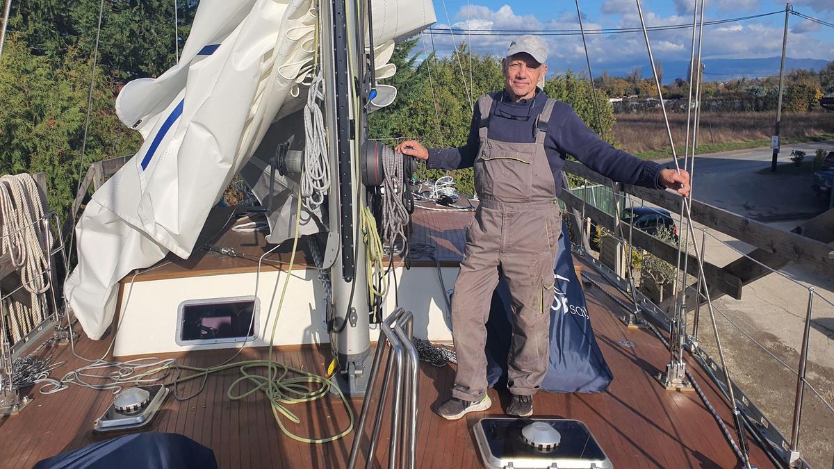 Raymond Jaunin sur son bateau «Va de bon cœur», qui est encore entreposé chez Fulliquet, à Cartigny.